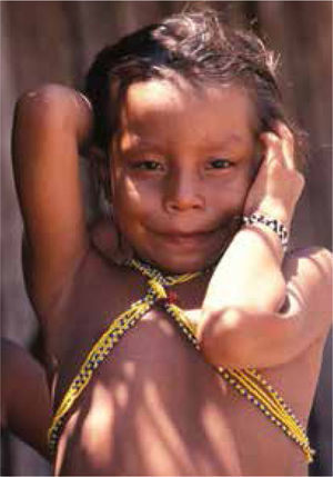 Retrato de una niña Yanomami, quién seguramente no va a desarrollar hipertensión, si mantiene el régimen de alimentación ancestral con menos de 0.5g de sal y alrededor de 5.8g de potasio.