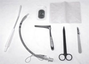 Bandeja con elementos para cricotirotomía quirúrgica.