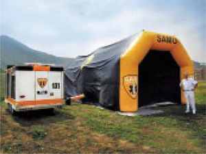 Carpa del PMA desplegada y unida a la turbina de alimentación de aire que está conectada al grupo electrógeno del carro. Se despliega en 6 a 8 minutos. Sus dimensiones: largo 8 metros, ancho interior 3 metros.