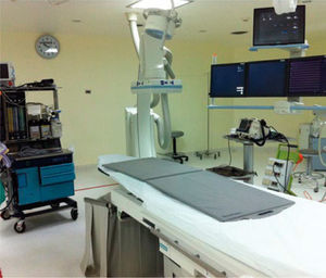 Pabellón en Clínica Las Condes donde se pueden realizar procedimientos “híbridos ”, es decir cirugía convencional y endovascular al mismo tiempo. Debe estar dotado de personal entrenado en ambos tipos de procedimientos y disponible a cualquier hora.