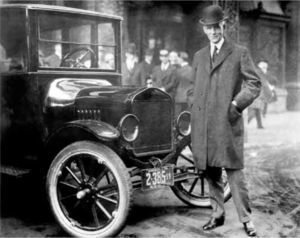 Henry Ford. Ford Modelo T. Autor: Ford Motor Company. Dominio público Wikimedia Commons.