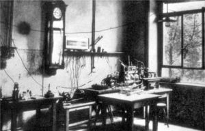 Laboratorio de Wilhelm Rontgen en la Universidad de Wurzburgo, donde hizo el descubrimiento de los Rayos X. Dominio público Wikimedia Commons. http://www.nobelprize.org/.