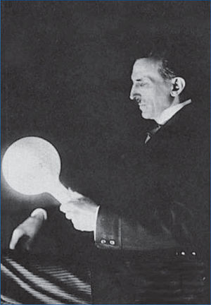Tesla usa su propio cuerpo como conductor eléctrico de una ampolleta.