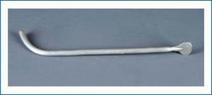 Dilatador uretral N° 48 o bujía de estaño de Béniqué, Francia. Marca Charriere Collin, Siglo XIX. 2013 COLECCIÓN MUSEO NACIONAL DE MEDICINA. Facultad de Medicina Universidad de Chile.
