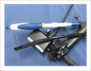 Endosonógrafo Lineal, que muestra la salida de la aguja por el canal de trabajo.