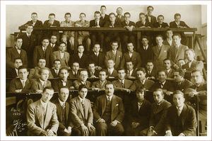 Curso de Clínica Médica 1927-1928. Dr. Ernesto Prado Tagle en la primera fila abajo sentado al centro.