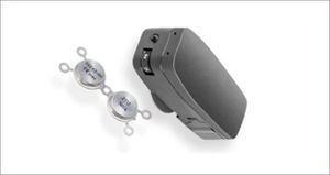 SOPHONO® DE MEDTRONICS, CON SU IMPLANTE CON 2 MAGNETOS DE COBALTO Va atornillado a la escama del temporal y se une en forma transcutánea con el procesador de sonido transcutáneo.