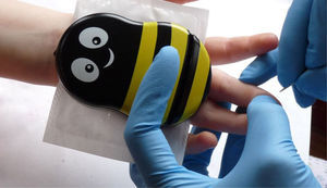 DISPOSITIVO BUZZY® Se aplica proximal al sitio de punción, en este caso lanceta para toma de muestra capilar. El efecto analgésico se obtiene al combinar frío y vibración emitida por el dispositivo. Imagen obtenida desde http://buzzyhelps.com