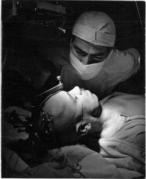 OPERACIÓN AL CEREBRO EN EL INSTITUTO DE NEUROCIRUGÍA EN 1960 (Ulloa, Domingo. Operación al cerebro [en el] Inst. de Neurocirugía del Dr. Alfonso Asenjo [fotografía] Archivo Fotográfico. Disponible en Biblioteca Nacional Digital de Chile http://www.bibliotecanacionaldigital.cl/bnd/635/w3-article-164358.html).