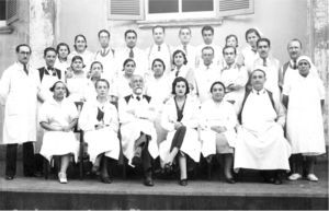 Dr. Frías como ayudante en la Clínica Quirúrgica del Prof. Dr. Lucas Sierra. Es el segundo de derecha a izquierda en la seguna fila (con permiso).