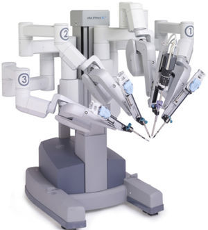 Carro paciente del Robot “Da Vinci” de Intuitive (Gentileza de Reich Chile SpA.)