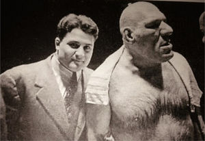 John Bonica junto a Maurice Tillet, conocido como “El Ángel Francés”, un conocido luchador que fue la inspiración para la creación del popular personaje Shreck, alrededor del año 1940.