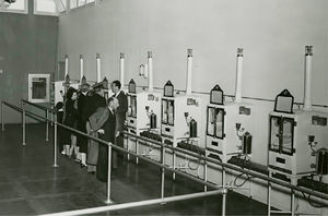 Exhibición de recién nacidos prematuros. Una de las exhibiciones de recién nacidos prematuros más famosas era la del Dr. Martin A. Couney realizada en Coney Island, NY. EE.UU.