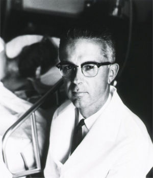 John Kirklin. John Kirklin, quien continuó el desarrollo de la máquina corazón-pulmón Gibbon-IBM en la Clínica Mayo, con la que a partir del 22 de mayo de 1955 ésta se convirtió en uno de los dos centros de vanguardia de la cirugía a corazón abierto, a medidos de los años cincuenta, ambos en Minne- sota. Cortesía de la Biblioteca Nacional de Medicina de los EE.UU. http://resource.nlm.nih.gov/101433850.