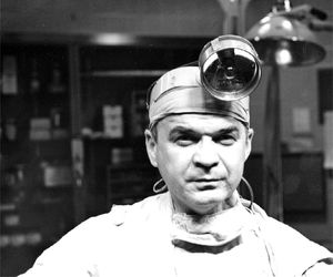 C. Walton Lillehei. Walton Lillehei, para muchos el “Padre de la Cirugía a Corazón Abierto”, con su característica luz frontal, creador de la “Circulación Cruzada Controlada” y del Oxigenador de Burbujas. Cooper DKC. Fotografía bajo licencia: CC BY 4.0. Christiaan Barnard-The surgeon who dared: The story of the first human-to-human heart transplant. Glob Cardiol Sci Pract. 2018 Jun 30;2018(2):11. doi: 10.21542/gcsp.2018.11.