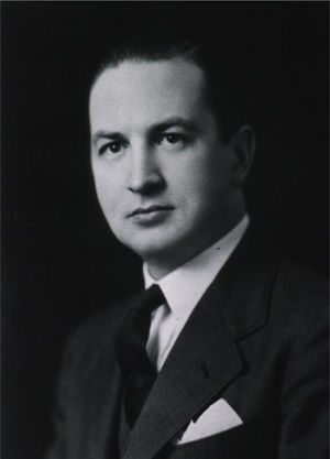 Robert Gross. Robert Gross, quien liga por primera vez con éxito un ductus arterioso persistente, el 26 de agosto de 1938, operación considerada “la chispa que encendió la explosión” de la cirugía cardiovascular. Cortesía de la Biblioteca Nacional de Medicina de los EE.UU. http://resource.nlm.nih. gov/101433836.