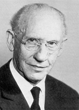 Clarence Crafoord. Clarence Crafoord, quien opera por primera vez una coartación aórtica en 1944, con resección de la estrechez y anastomosis termino-terminal. Licencia de uso de imagen: Professor Marko Turina, University Hospital, Zurich (https://commons.wikimedia.org/wiki/File:Clarence_Crafoord.jpg), “Clarence Crafoord“, https://creativecommons.org/licenses/by/3.0/legalcode.