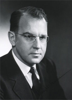 Dwight Harken. Dwight Harken, quien efectuó la primera valvuloplastía mitral el 16 de junio de 1948, en Boston. Cortesía de la Biblioteca Nacional de Medicina de los EE.UU. http://resource.nlm.nih.gov/101417748.