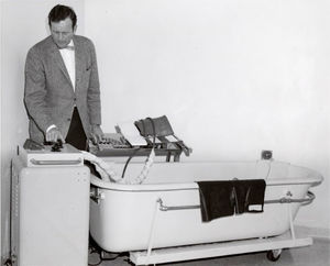 Henry Swan. Henry Swan, de la Universidad de Colorado, quien acumuló la mayor experiencia en cirugía a corazón abierto con hipotermia se observa junto a la tina con agua fría utilizada para inducir la hipotermia. Cortesía de: https://medschool.cuanschutz.edu/medicine/about/history. Crédito: Colección Tom Noel, y de la Biblioteca Nacional de Medicina de los EE.UU. http://resource.nlm.nih.gov/101584933X25.