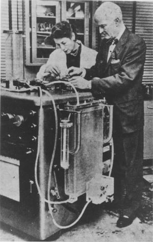 John Gibbon, y su esposa Mary Hopkinson (Maly). John Gibbon, y su esposa Mary Hopkinson (Maly), junto a la máquina corazón-pulmón con la que Gibbon cerró por primera vez una comu- nicación interauricular con circulación extracorpórea, el 6 de mayo de 1953, en el hospital de la Universidad Thomas Jefferson, en Filadelfia16.