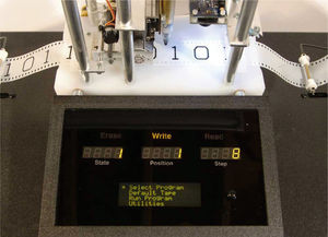 Modelo de simulación de la “máquina universal de Turing” desarrollado por Mike Davey. Fotografía disponible en: https://aturingmachine.com/harwareImages/consoleLg.jpg.
