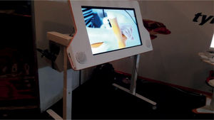 Tablero interactivo “Miro” del sistema Tyromotion. Un tablero interactivo se refiere a una superficie tipo pantalla táctil con la que se pueden realizar actividades de evaluación y terapéuticas parametrizables.