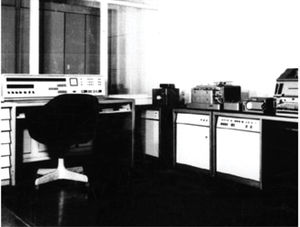 Foto extraída del primer computador universitario en Chile: “El hogar desde donde salió y se repartió la luz”. Versión ampliada del paper presentado en el II SHIALC (Simposio de Historia de la Informática en América Latina y el Caribe), realizado en Medellín, Colombia, en octubre de 2012.