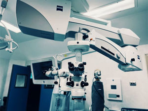 Microscopio anclado al techo exclusivo para cirugía ocular (Lumera 700, Zeiss) con sistema de alineación digital de LIO CALLISTO eye.