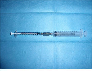 Biconector empleado para la transferencia del tejido graso de las jeringas de liposucción a las jeringas de lipoinfiltración.