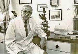 El Dr. Manuel Pereiro Miguens en su laboratorio.