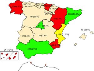Gráfico que muestra un mapa de España con la distribución geográfica de la cirugía de las CC en las distintas comunidades autónomas (CCAA) durante el año 2017: en gris claro se muestran las CCAA con > 15% de actividad (Andalucía, Cataluña y Madrid); en gris oscuro las CCAA con actividad entre 1-15% (Valencia; País Vasco, Galicia; Canarias, Murcia y Aragón); y en blanco las CCAA con < 1% actividad en CC. Se detallan en la casilla de cada comunidad tanto los números absolutos de la cirugía de CC como el porcentaje respecto del total de cirugía de CC española.