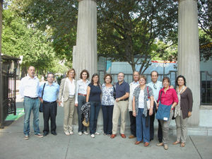 En la puerta de la Universidad Mc Gill de Montreal con un grupo de españoles.