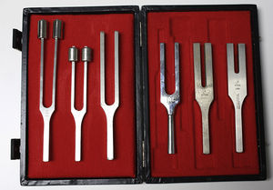 Diapasones de distintas frecuencias.