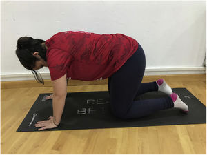 Ejercicio para tonificar el transverso del abdomen realizado en cuadrupedia.