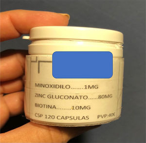 Detalle del envase de las cápsulas dosificadas con minoxidilo 1 mg, correspondiente al caso descrito. Obsérvese que también incorporan otros compuestos como cinc y biotina en calidad de estimulantes del crecimiento capilar, pero sin efectos conocidos a nivel cardiovascular. Por temas de confidencialidad se ha tapado la zona donde consta la farmacia que ha preparado la fórmula magistral.