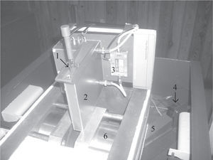 Vista superior derecha de la sonda. 1) entrada del tubo porta-muestras, 2) chasis apantallado de la sonda, 3) preamplificador, 4) ventilador centrífugo, 5) conducto de aire con calefactor, 6) imán