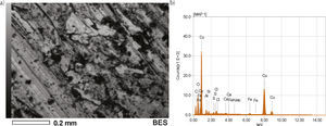 Micrografía y análisis EDS del cobre correspondiente al primer mes de exposición en el ITVH (enero 2012).