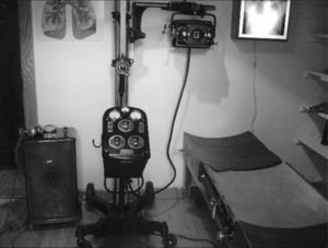 Equipo portátil de rayos X de fines de los años 30. (Cortesía del Museo de la Medicina). Real del Monte, Hidalgo, México.