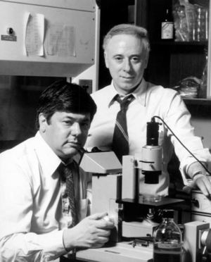 La fotografía muestra en el laboratorio a Michael S. Brown y Joseph L. Goldstein (circa 1975).