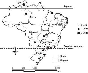 Map of Brazil divided by regions and states, showing the location of the 60 sentinel units for respiratory viruses in 2010.