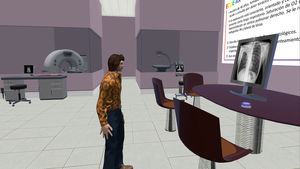 Capturas de pantalla de diferentes escenas en el mundo virtual durante el estudio. A) Estudiantes en el punto de acceso a la isla, esperando para entrar en las salas ECOE (azul, amarilla, verde y violeta) e interactuando con el sillón correspondiente. B) Distribuidor de la sala ECOE amarilla, con varios avatares; uno de ellos está sentado en la silla utilizada como estación 7 de descanso. C) Estudiante revisando un caso en una estación ECOE, donde se observa el panel en la pared con el supuesto clínico, un monitor con una radiografía de tórax y, al fondo, un equipo de TC y uno de rayos X. D) Estudiante trabajando en una estación ECOE, con un monitor que muestra una radiografía de tórax y, al fondo, un equipo de TC.