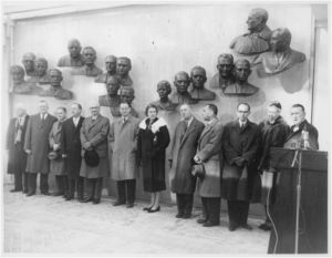 Salón de la fama de la parálisis infantil en Warm Springs, Georgia. De izquierda a derecha: Thomas M. Rivers, Charles Armstrong, John R. Paul, Thomas Francis Jr., Albert Sabin, Joseph L. Melnick, Isabel Morgan, Howard A. Howe, David Bodian, Jonas Salk, Eleanor Roosevelt y Basil O