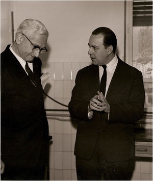 Albert Sabin y Florencio Pérez Gallardo, Laboratorio Ibys, 6 de febrero 1963. Archivo personal de Fernando Ruiz Falcó (1927–2010).