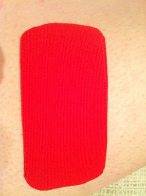 Imagen de tape simple. El color rojo permite dar calor a la zona tratada.