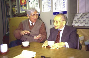 El Dr. Kawasaki con su mentor. De Google imágenes.