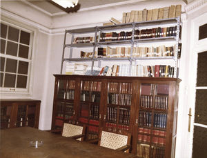 The library of the Spanish Academy of Dermatology and Venereology (AEDV) when it was at housed at the Olavide Dispensary, until 1993, at Calle Sandoval, number 7, in Madrid.