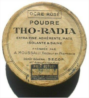 Container for a cosmetic powder from the Tho-Radia laboratory. The label emphasizes that the product has excellent cosmetic properties. The word healthy (saine) is used in the description. https://www.picclickimg.com/d/l400/pict/222857405424_/THO-RADIA-POUDRE-exceptionally-rare-French-compact-powder-Ocre.jpg.