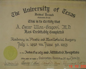 Certificate of Residence. Title granted by the University of Texas, accrediting the residency in Plastic and Maxillofacial Surgery, for A. Óscar Ulloa-Gregori, M.D., June 1953.