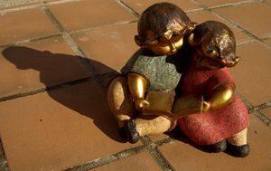 Regla de la sombra. Imagen a las 10h de la mañana. La sombra se proyecta más larga que los niños.