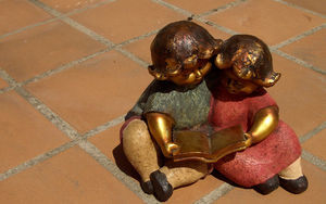 Regla de la sombra. Imagen a las 13h de la mañana. La sombra se encuentra prácticamente vertical a los niños. Éste es el momento de máxima radiación solar.